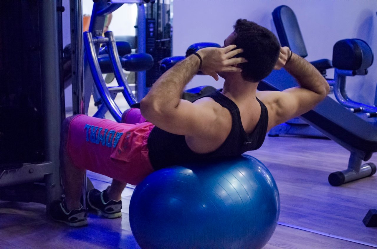 fitness-vibes-abs-workout-on-fitness-ball